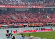 英雄联盟总决赛赛程-包含现场气氛火爆：球迷疯狂呐喊，球队士气高昂的词条