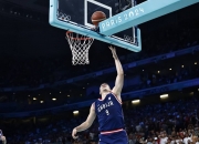 英雄联盟总决赛2025-76人完胜篮网，王哲林高光表现