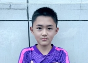 -球员们奋勇拼搏，争夺胜利的机会