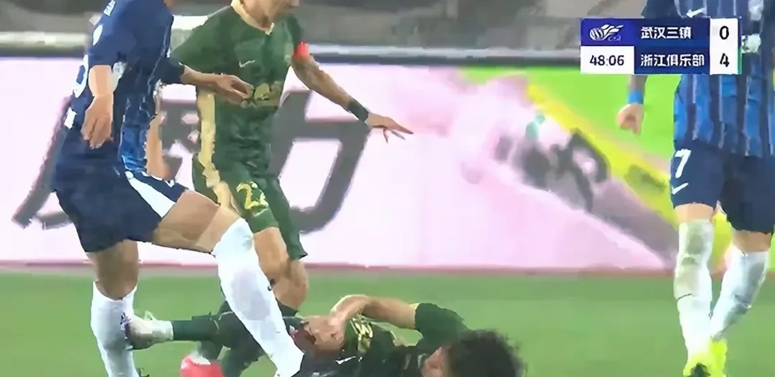 锋线球员爆发绝杀一幕，球迷欢呼不已的简单介绍