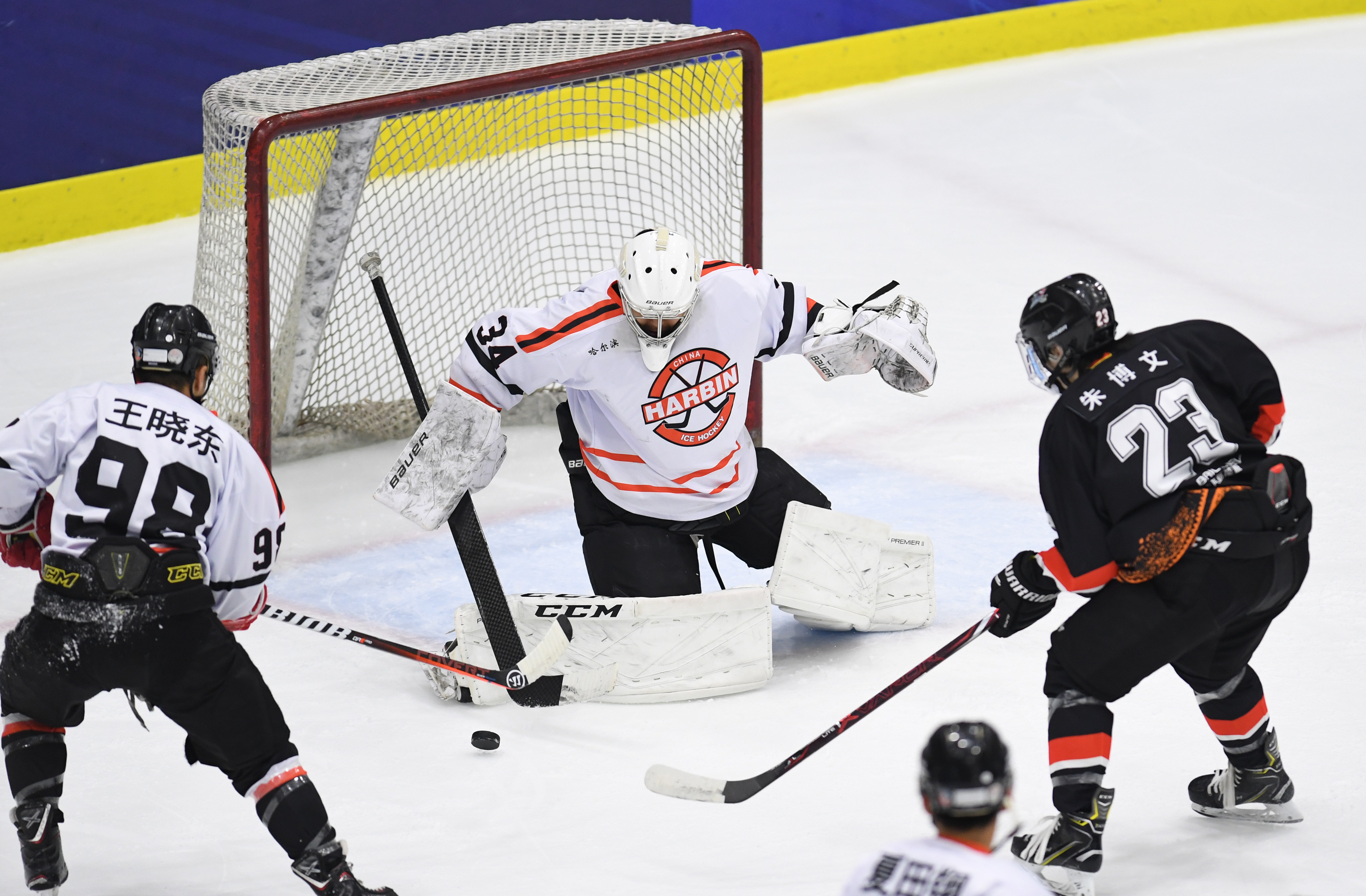 冰球战队状态火热，誓夺总冠军