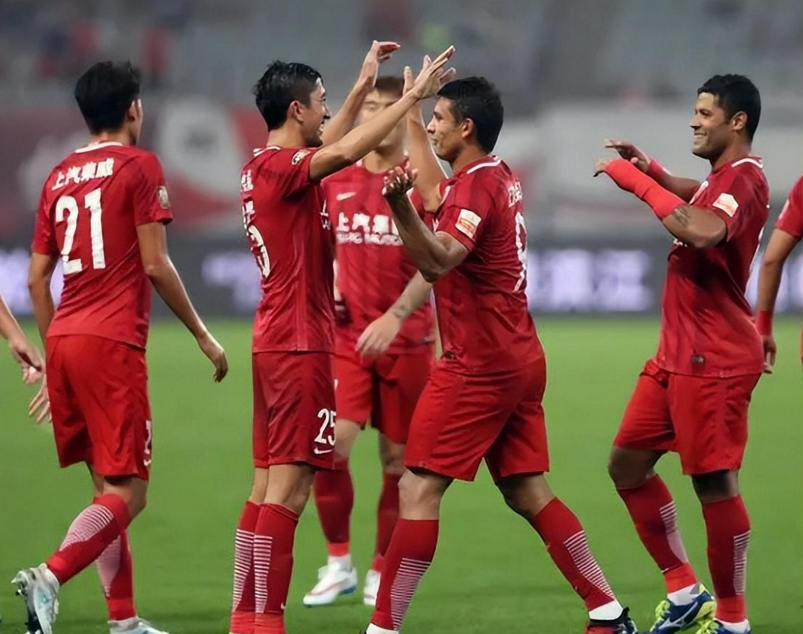 上海上港中场组织井然有序,积极出击 上海上港中场组织井然有序,积极出击