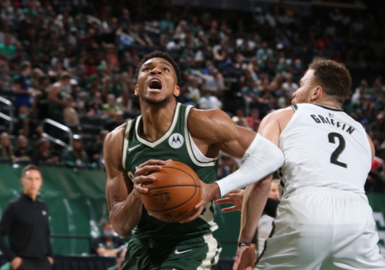 江苏队险胜山东队，字母哥统治全场