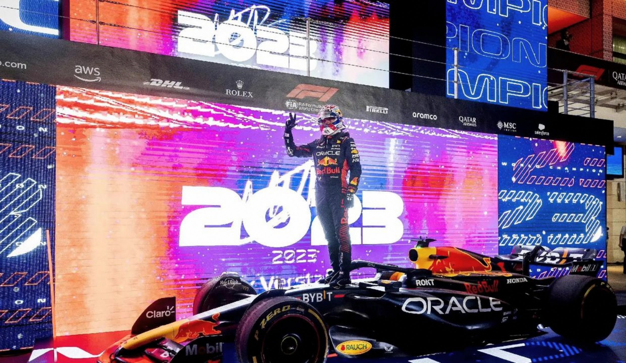 梅赛德斯险胜红牛车队，佩雷兹统治全场