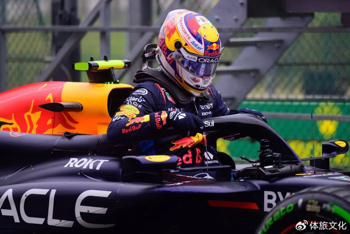 梅赛德斯险胜红牛车队，佩雷兹统治全场