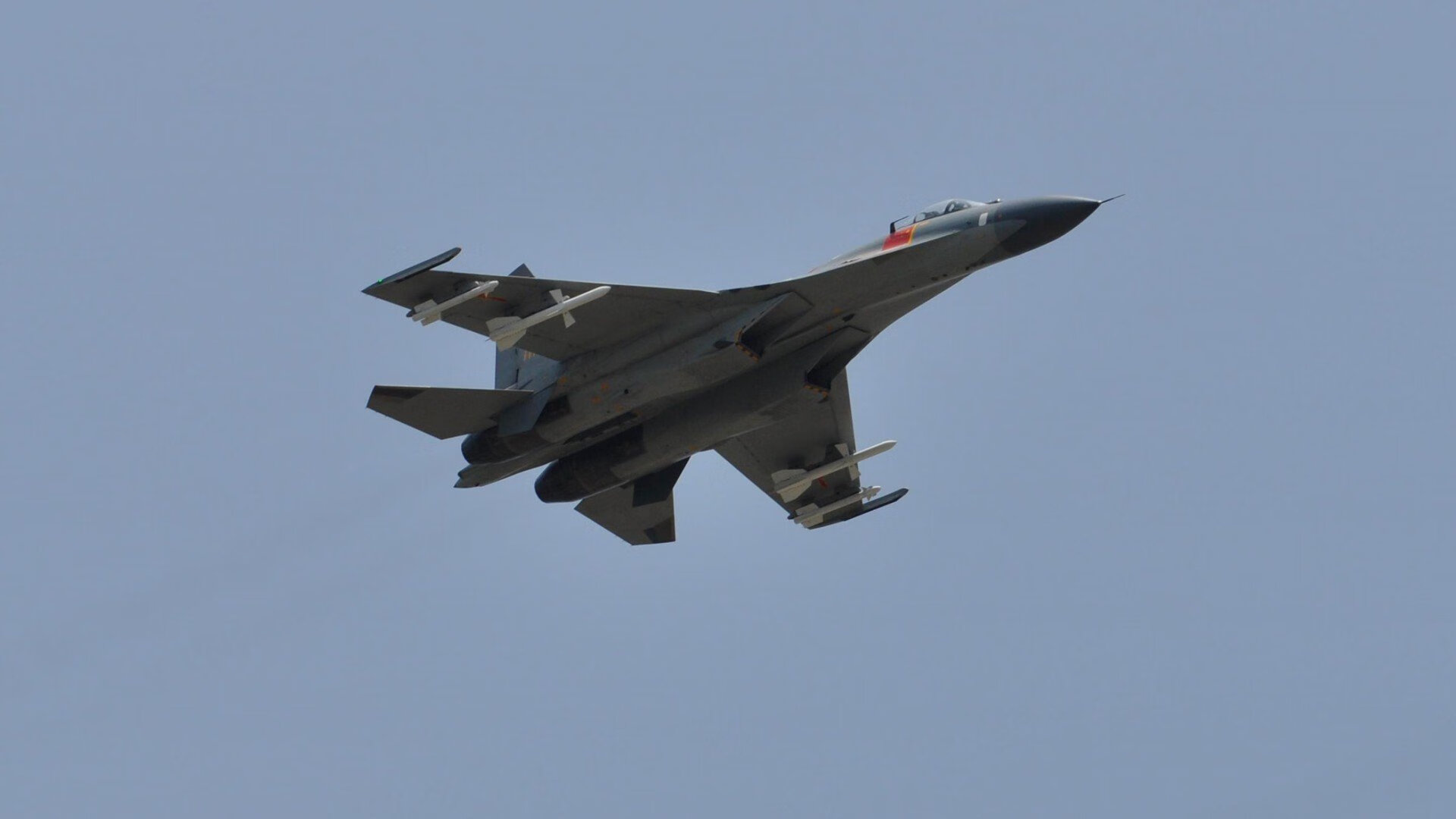 当赛道啸叫与球场心跳共振，唯一的手感如何于毫厘间定义胜负